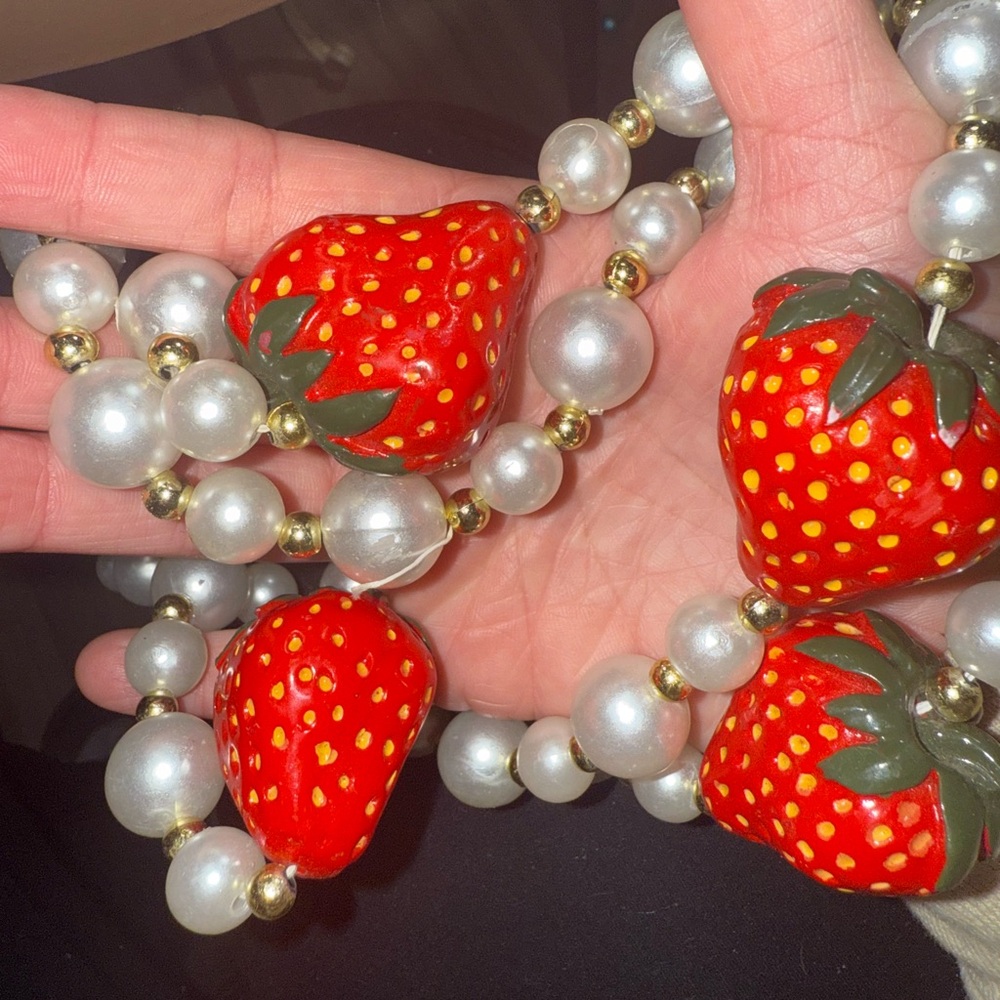 21 inches long Strawberry Faux Pearl Necklace‎ - Picture 5 of 6